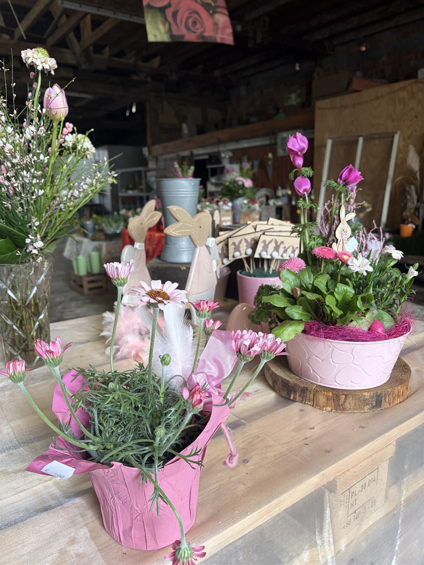 Floristischer Arbeitsplatz im Blumenladen in Friesenheim mit arrangierten Blumen und Sträußen