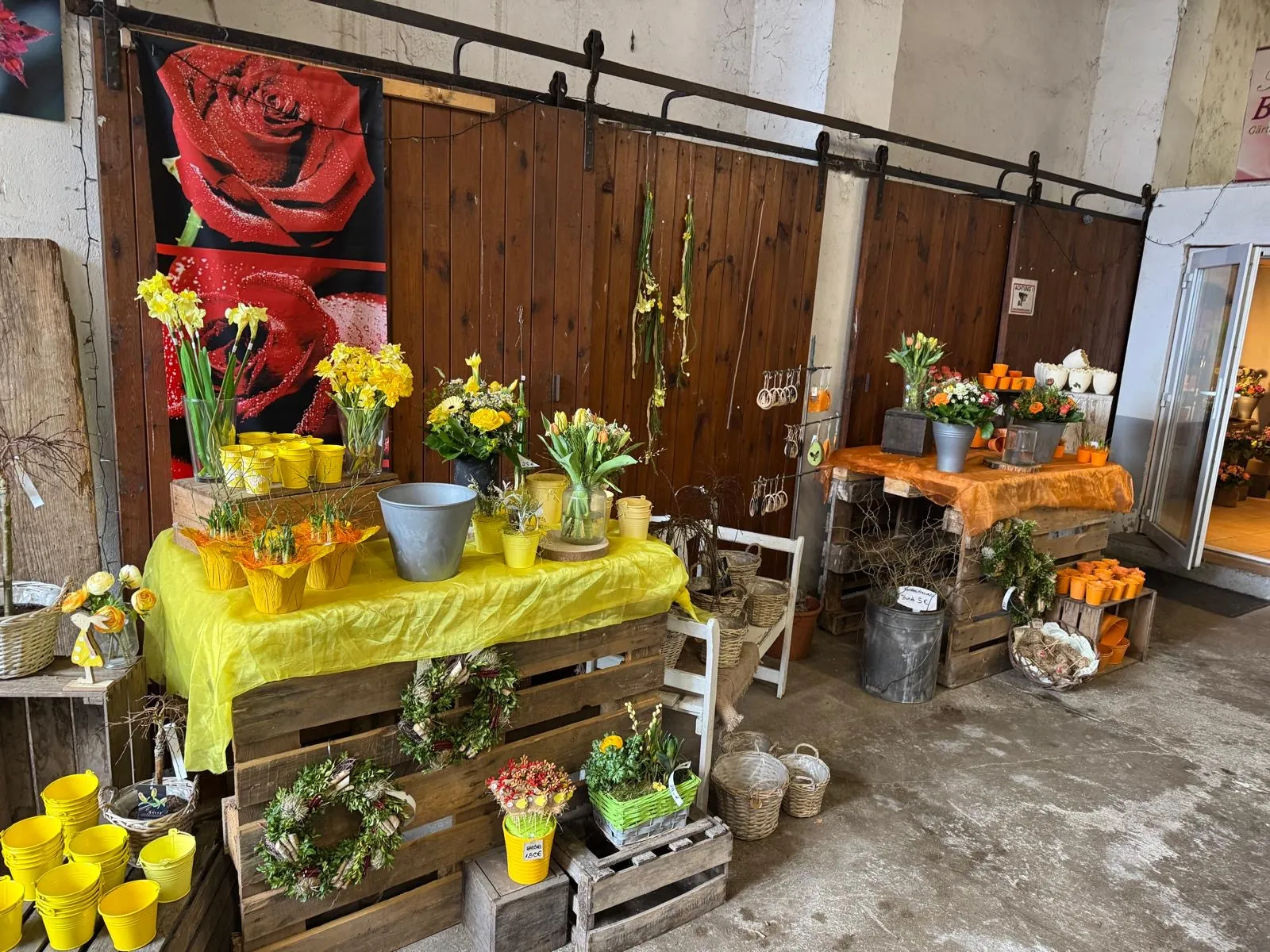 Blumen und Sträuße vor den großen Holztoren im Scheunenladen von Rosen Bähr in Friesenheim