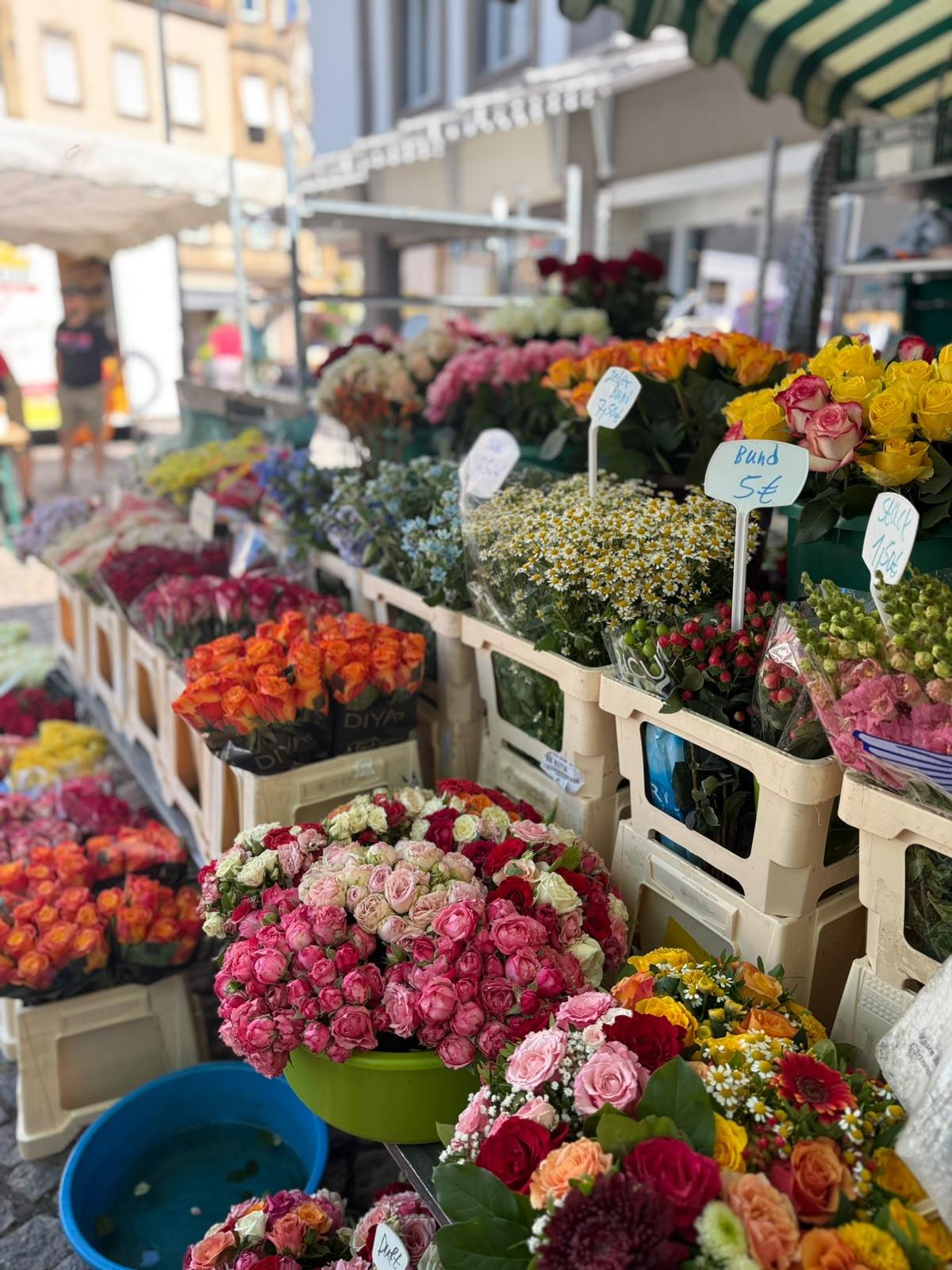 Frische Blumen und bunte Sträuße am Rosen-Bähr-Marktstand
